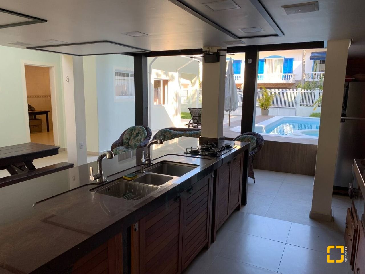 Casa com 303m², 14 quartos (sendo 7 suítes), 3 garagens, no bairro Canasvieiras em Florianópolis