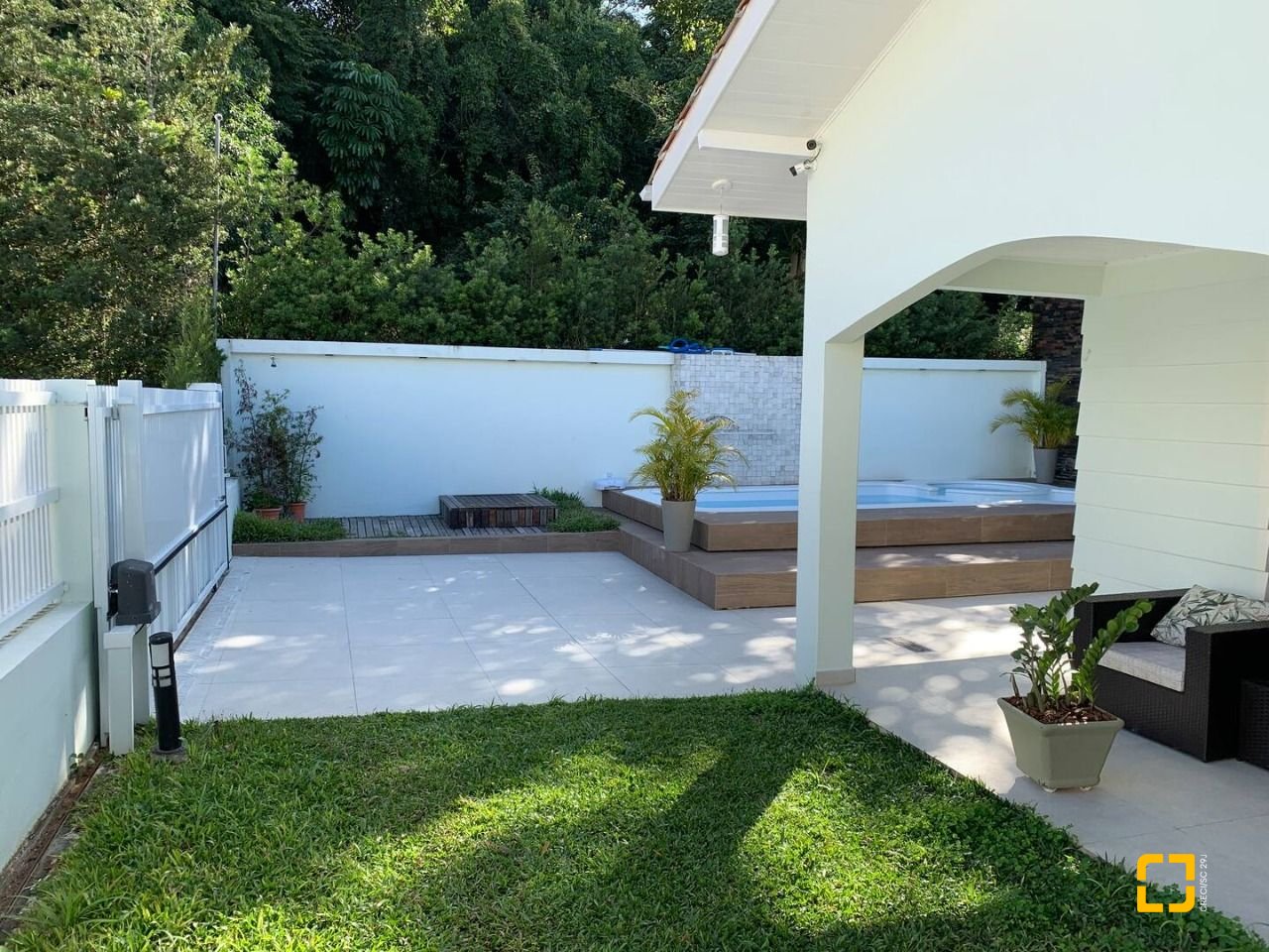 Casa com 303m², 14 quartos (sendo 7 suítes), 3 garagens, no bairro Canasvieiras em Florianópolis