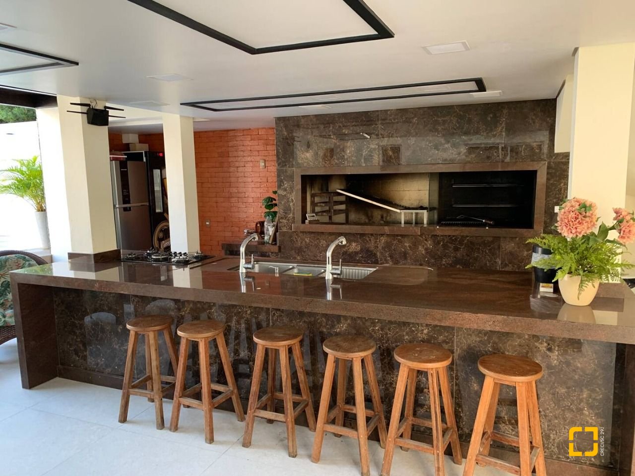Casa com 303m², 14 quartos (sendo 7 suítes), 3 garagens, no bairro Canasvieiras em Florianópolis