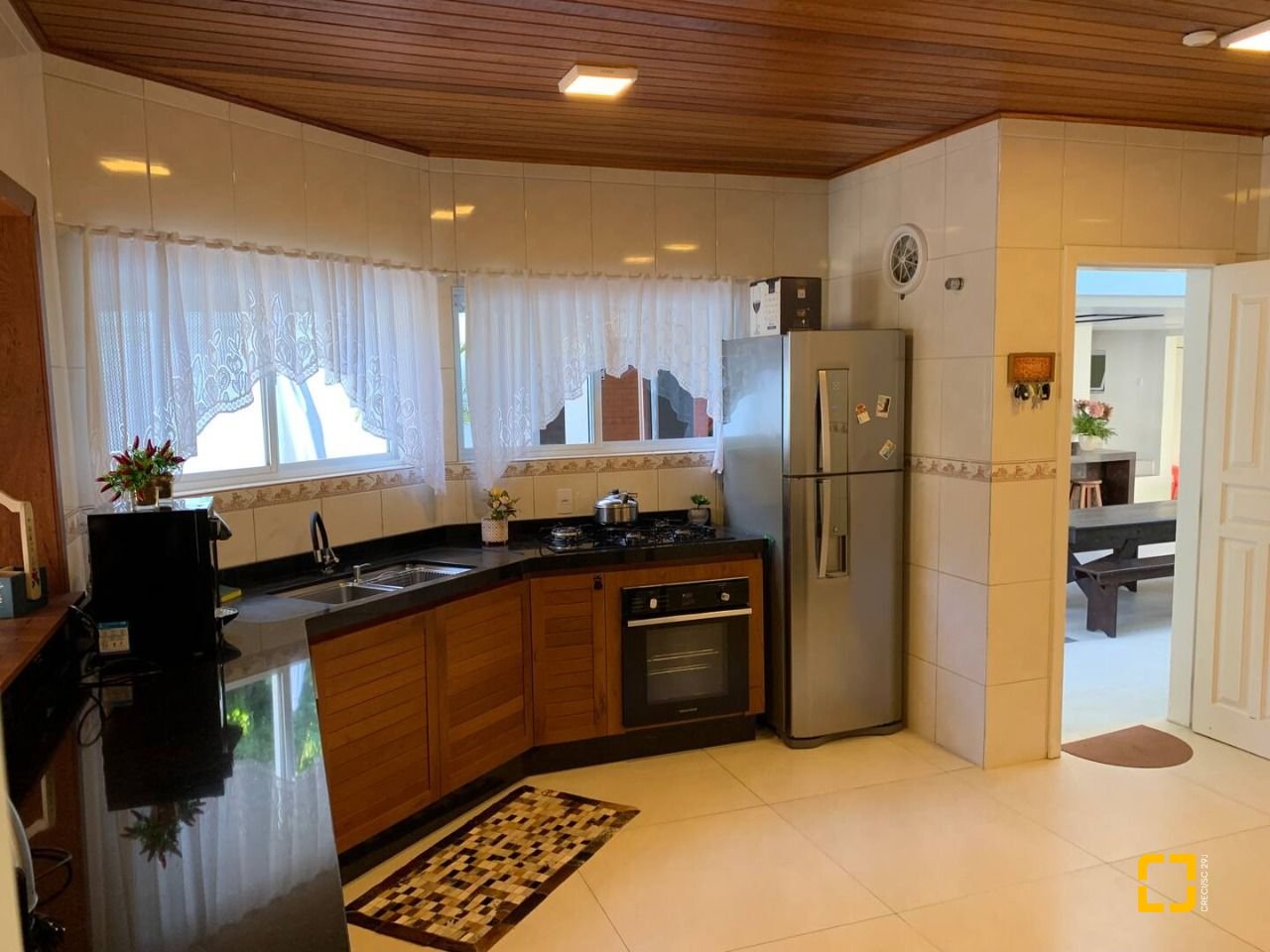 Casa com 303m², 14 quartos (sendo 7 suítes), 3 garagens, no bairro Canasvieiras em Florianópolis