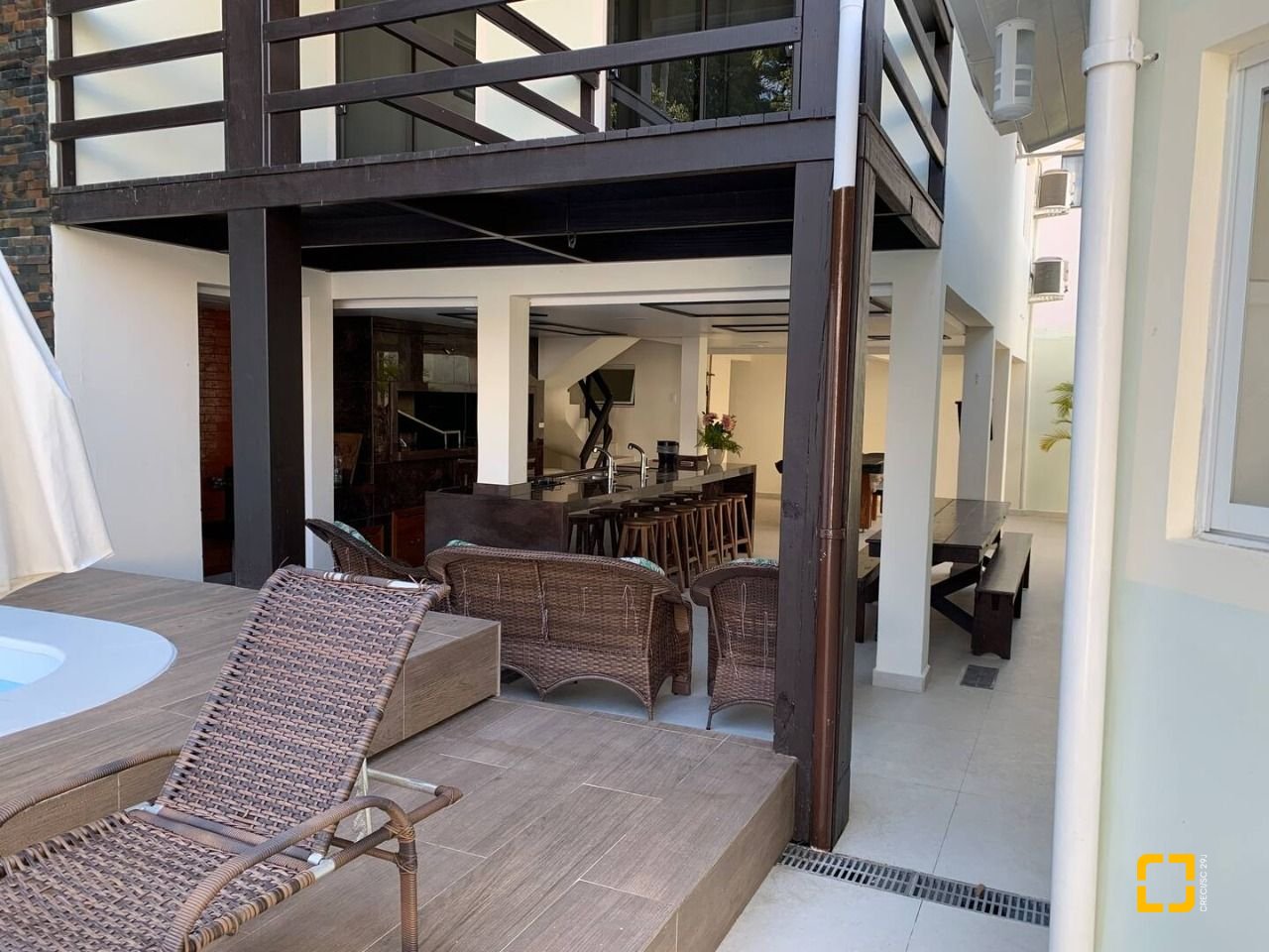 Casa com 303m², 14 quartos (sendo 7 suítes), 3 garagens, no bairro Canasvieiras em Florianópolis