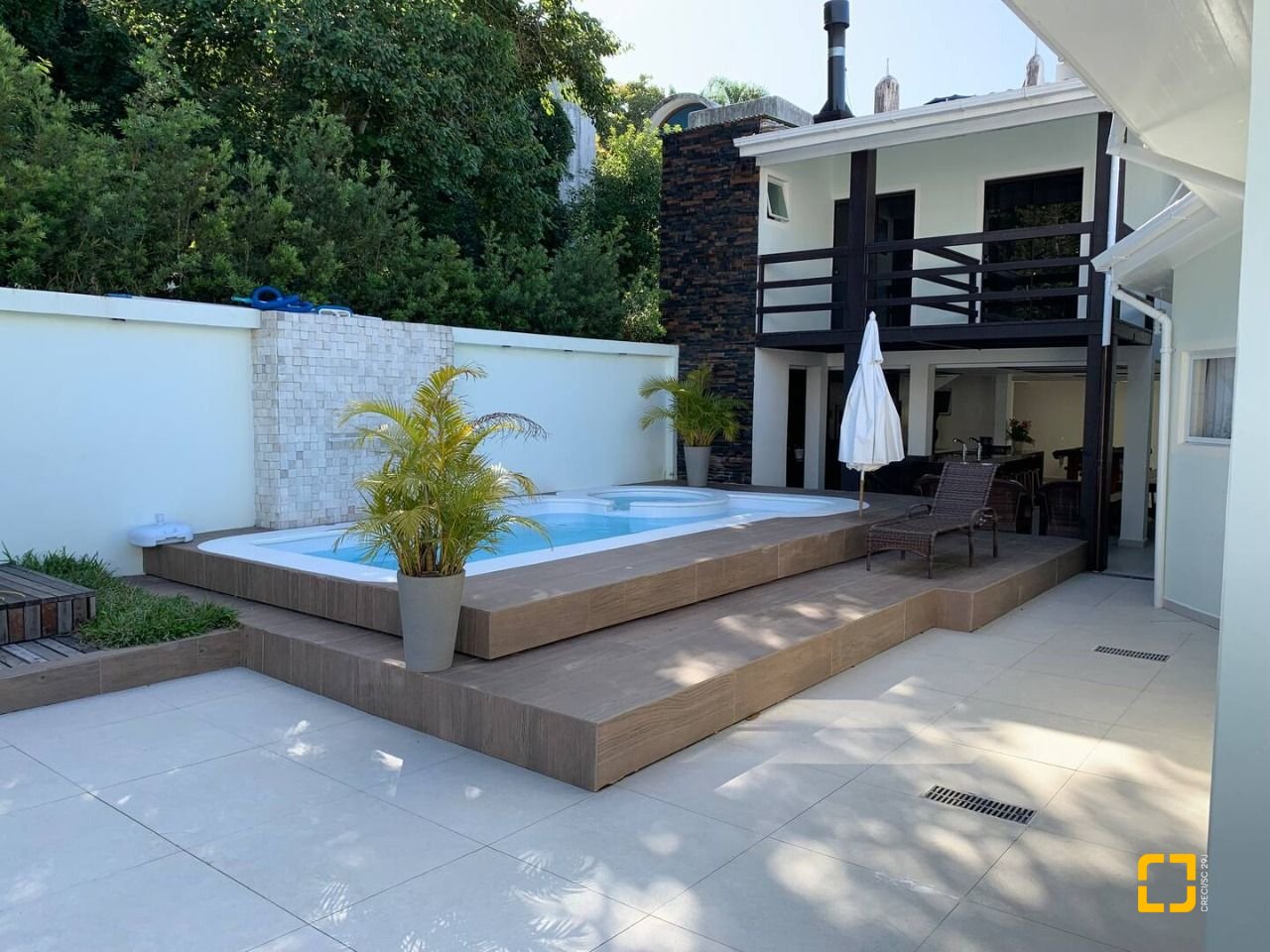 Casa com 303m², 14 quartos (sendo 7 suítes), 3 garagens, no bairro Canasvieiras em Florianópolis