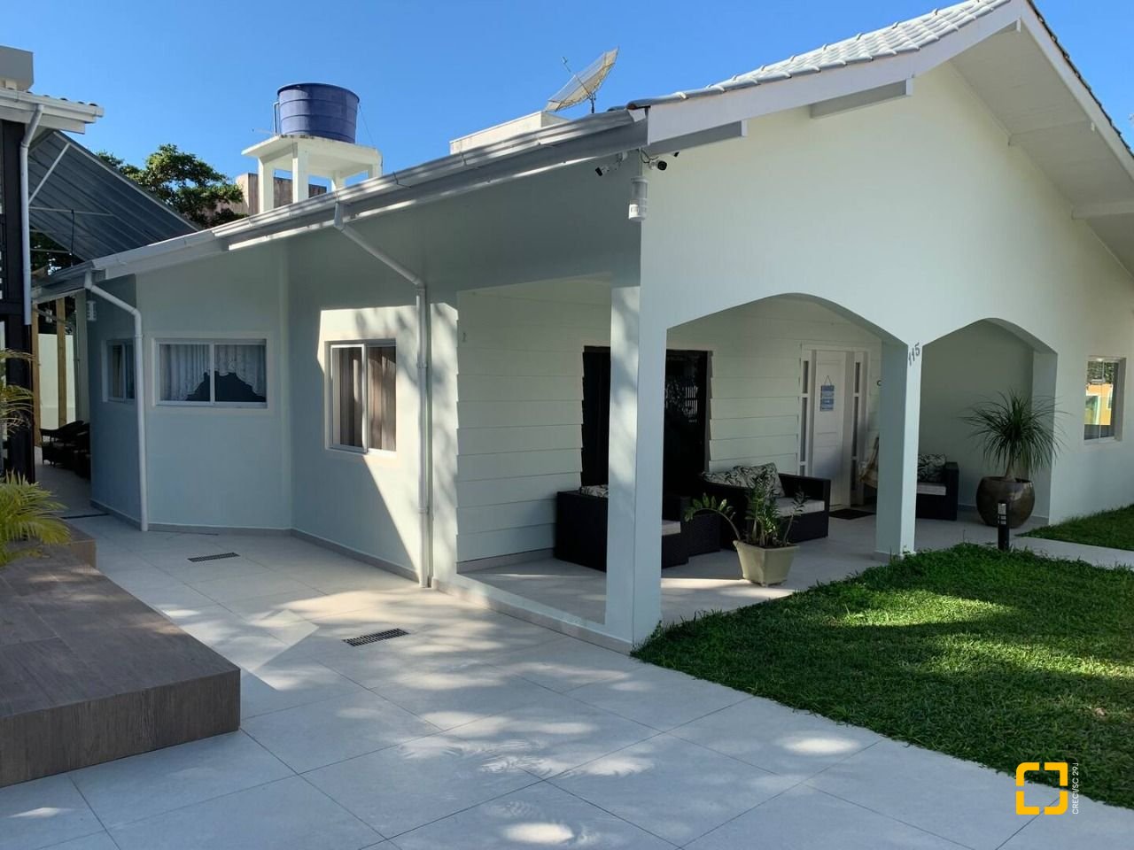 Casa com 303m², 14 quartos (sendo 7 suítes), 3 garagens, no bairro Canasvieiras em Florianópolis