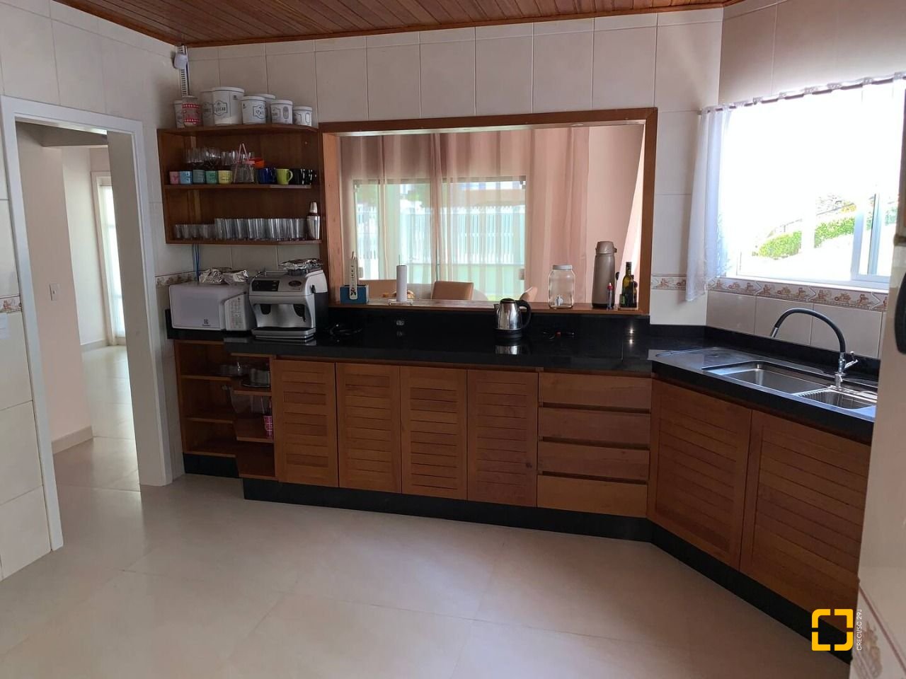 Casa com 303m², 14 quartos (sendo 7 suítes), 3 garagens, no bairro Canasvieiras em Florianópolis