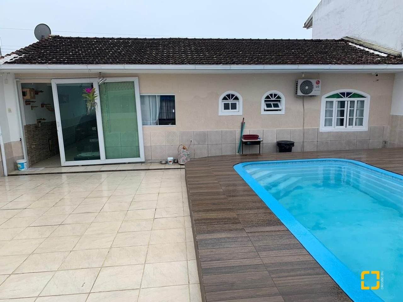 Casa com 207m², 3 quartos (sendo 1 suíte), 3 garagens, no bairro Flor de Nápolis em São José