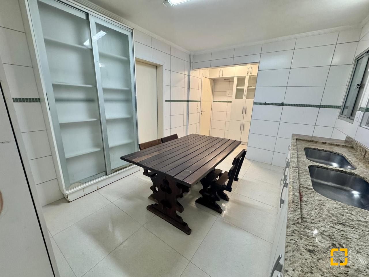 Apartamento com 91m², 3 quartos (sendo 1 suíte), 1 garagem, no bairro Ponta de Baixo em São José