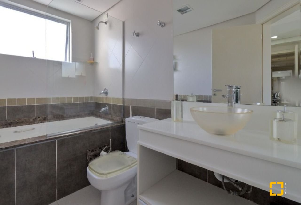 Apartamento com 150m², 7 quartos (sendo 3 suítes), 2 garagens, no bairro João Paulo em Florianópolis