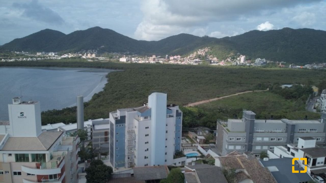 Apartamento com 150m², 7 quartos (sendo 3 suítes), 2 garagens, no bairro João Paulo em Florianópolis