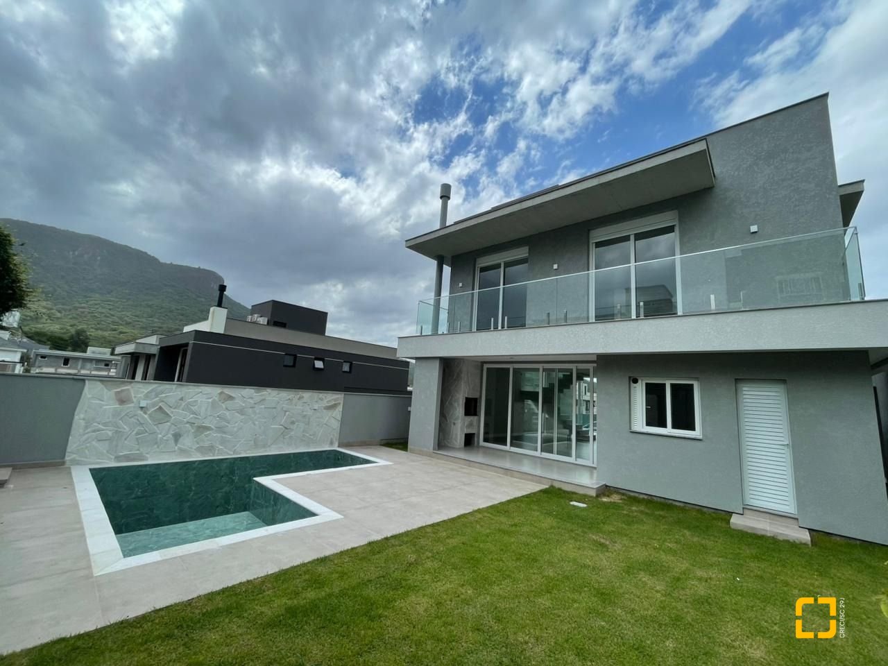 Casa de Condomínio com 339m², 4 quartos (sendo 4 suítes), 4 garagens, no bairro Pedra Branca em Palhoça