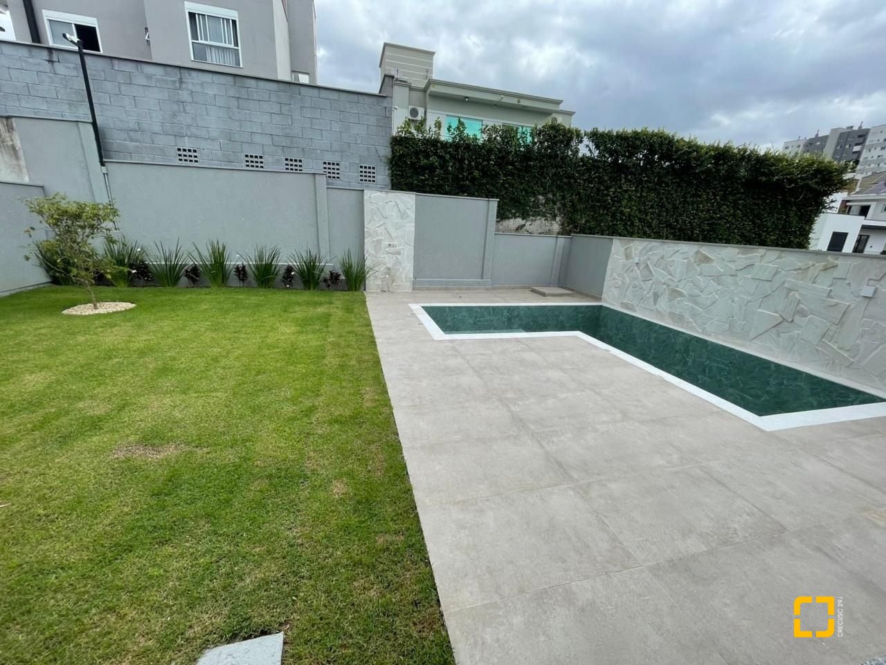 Casa de Condomínio com 339m², 4 quartos (sendo 4 suítes), 4 garagens, no bairro Pedra Branca em Palhoça