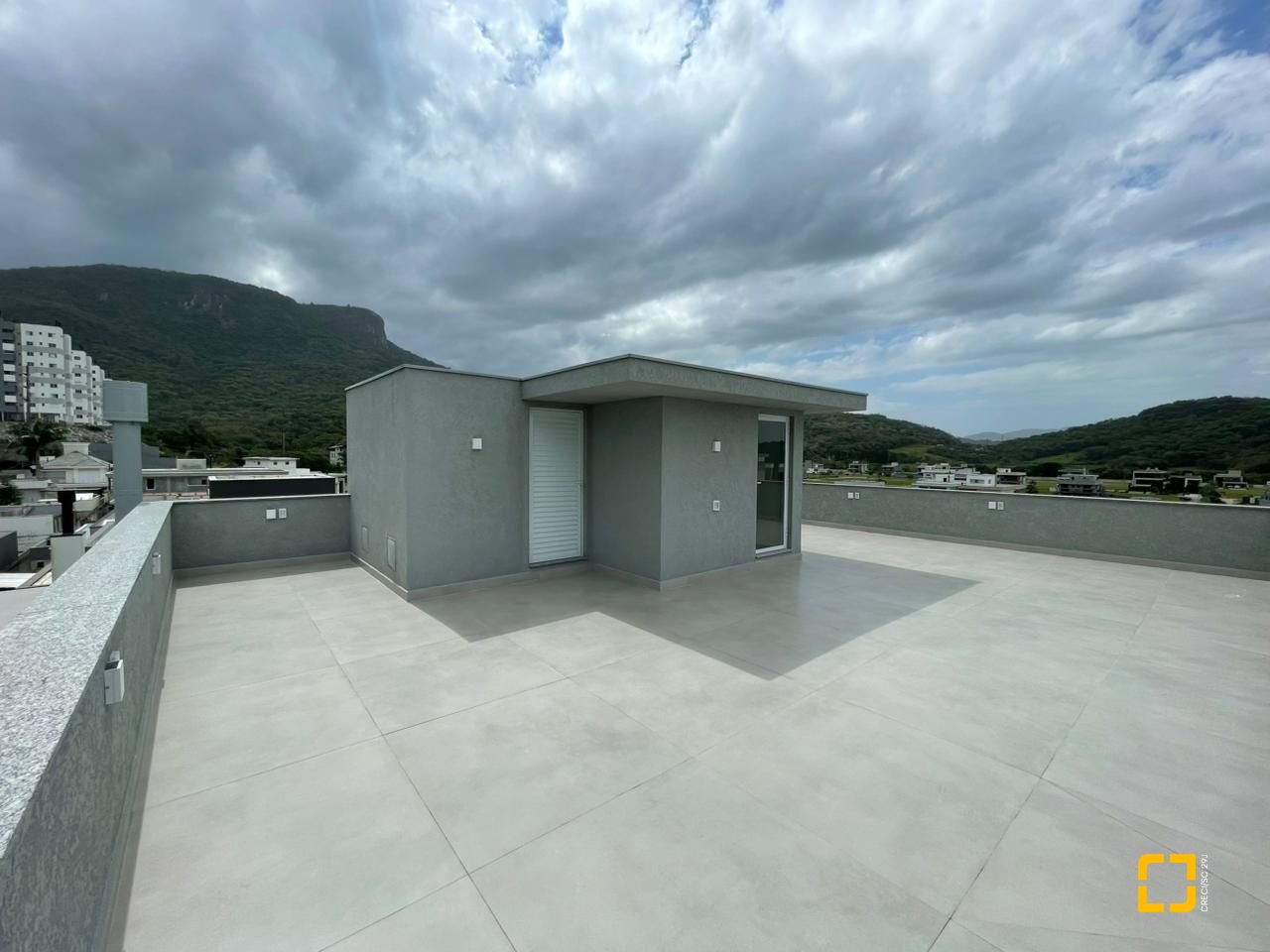 Casa de Condomínio com 339m², 4 quartos (sendo 4 suítes), 4 garagens, no bairro Pedra Branca em Palhoça