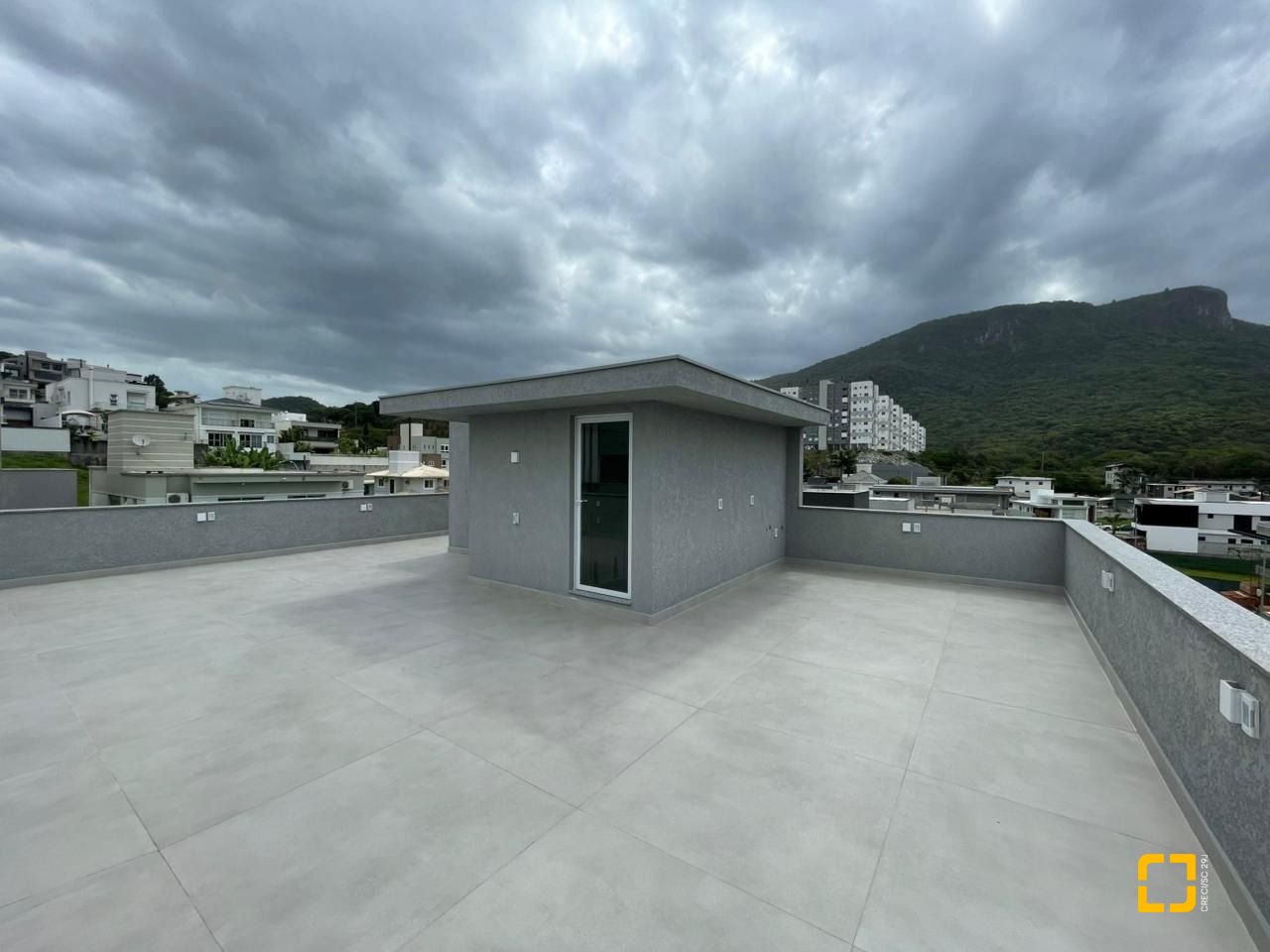 Casa de Condomínio com 339m², 4 quartos (sendo 4 suítes), 4 garagens, no bairro Pedra Branca em Palhoça