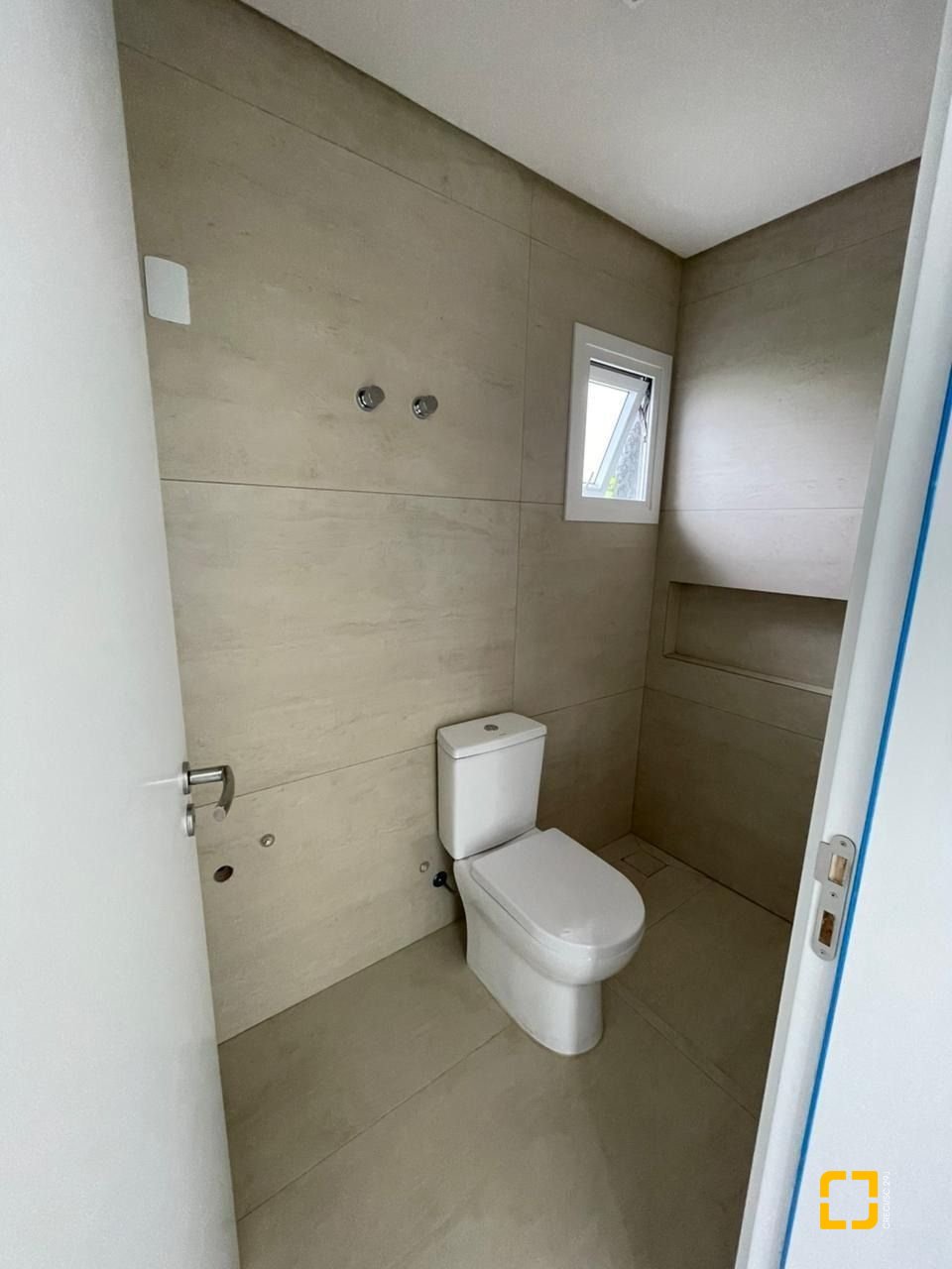 Casa de Condomínio com 339m², 4 quartos (sendo 4 suítes), 4 garagens, no bairro Pedra Branca em Palhoça