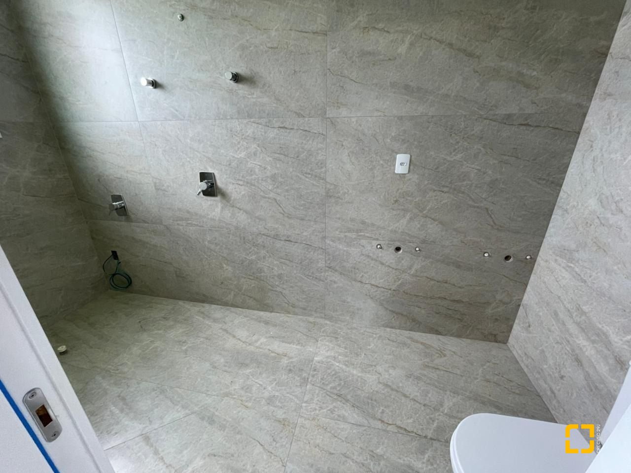 Casa de Condomínio com 339m², 4 quartos (sendo 4 suítes), 4 garagens, no bairro Pedra Branca em Palhoça