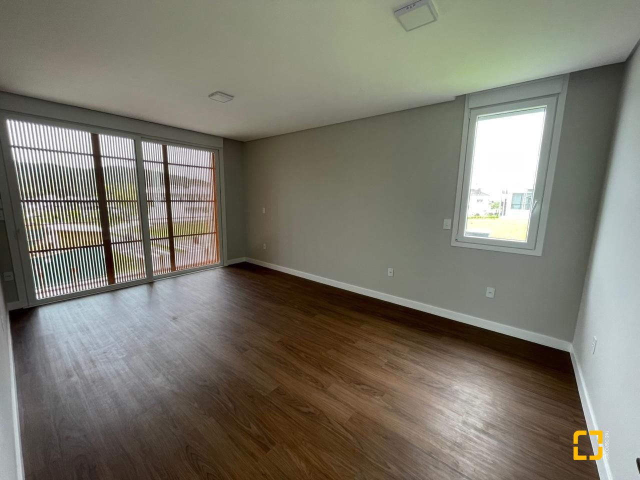 Casa de Condomínio com 339m², 4 quartos (sendo 4 suítes), 4 garagens, no bairro Pedra Branca em Palhoça
