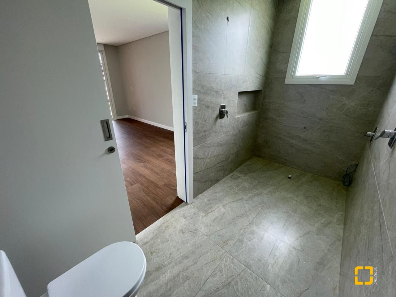 Casa de Condomínio com 339m², 4 quartos (sendo 4 suítes), 4 garagens, no bairro Pedra Branca em Palhoça