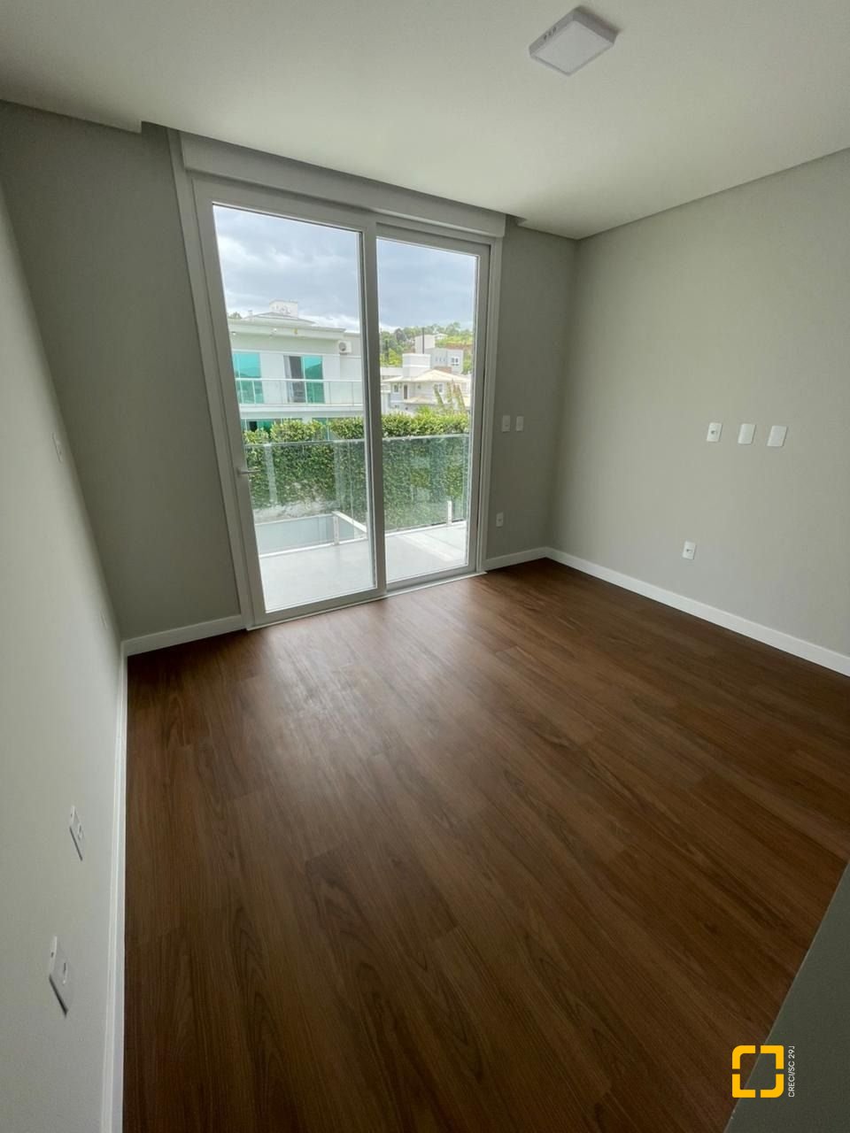 Casa de Condomínio com 339m², 4 quartos (sendo 4 suítes), 4 garagens, no bairro Pedra Branca em Palhoça