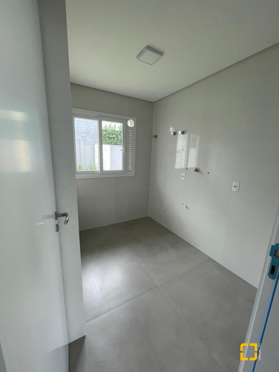 Casa de Condomínio com 339m², 4 quartos (sendo 4 suítes), 4 garagens, no bairro Pedra Branca em Palhoça
