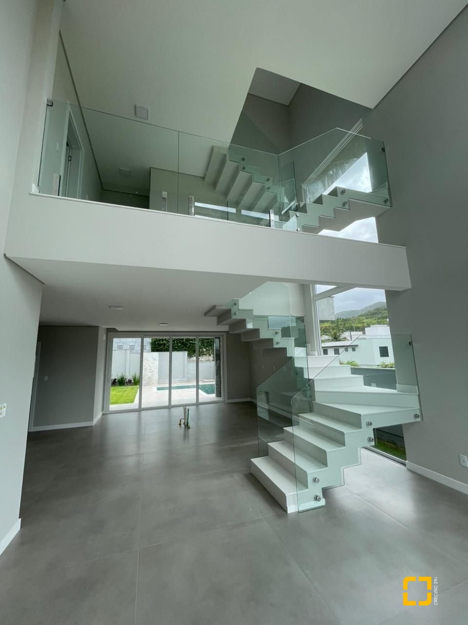 Casa de Condomínio com 339m², 4 quartos (sendo 4 suítes), 4 garagens, no bairro Pedra Branca em Palhoça