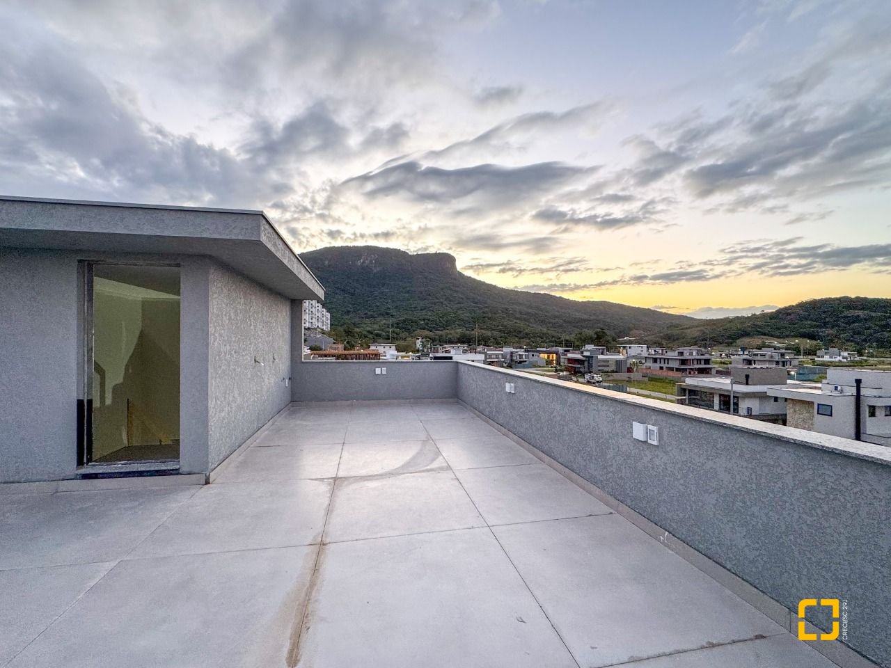 Casa de Condomínio com 339m², 4 quartos (sendo 4 suítes), 4 garagens, no bairro Pedra Branca em Palhoça