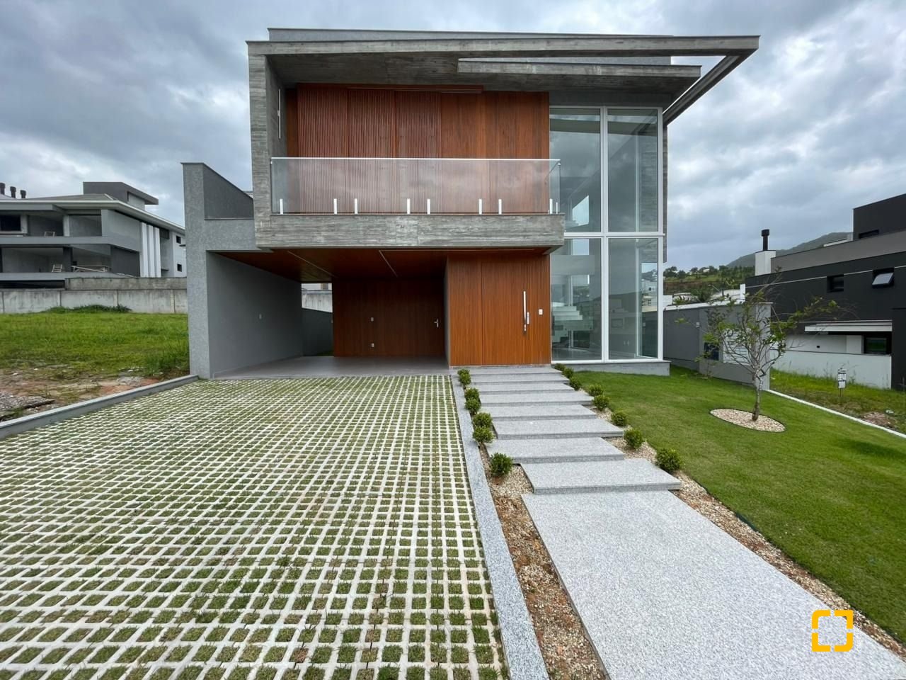 Casa de Condomínio com 339m², 4 quartos (sendo 4 suítes), 4 garagens, no bairro Pedra Branca em Palhoça