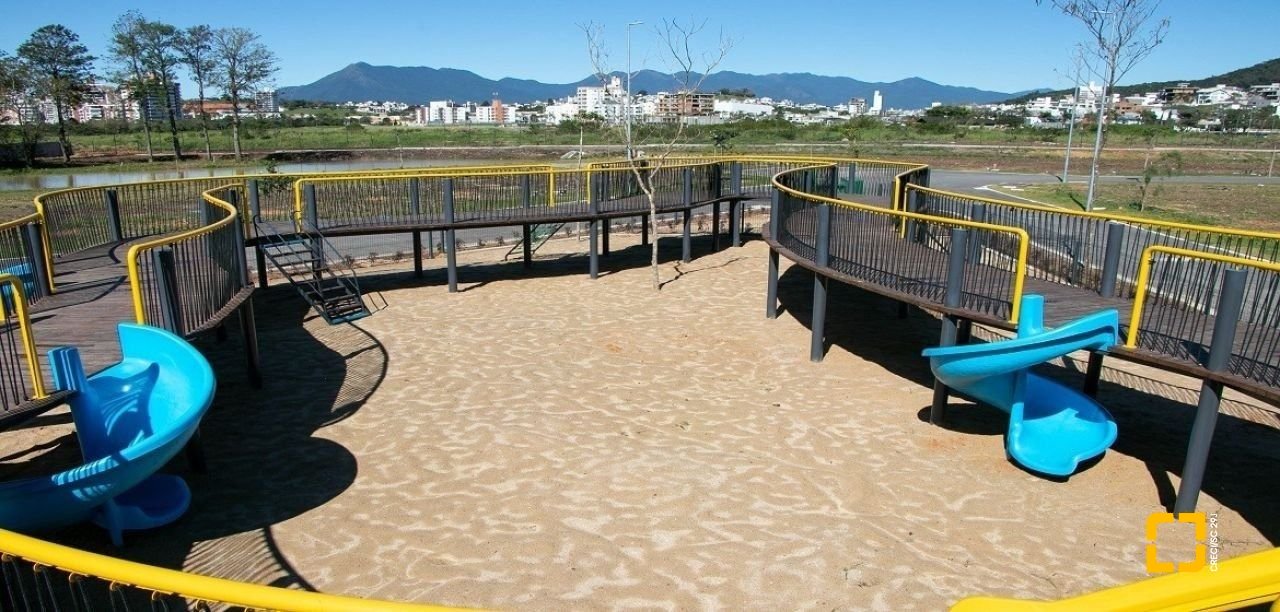 Casa de Condomínio com 339m², 4 quartos (sendo 4 suítes), 4 garagens, no bairro Pedra Branca em Palhoça