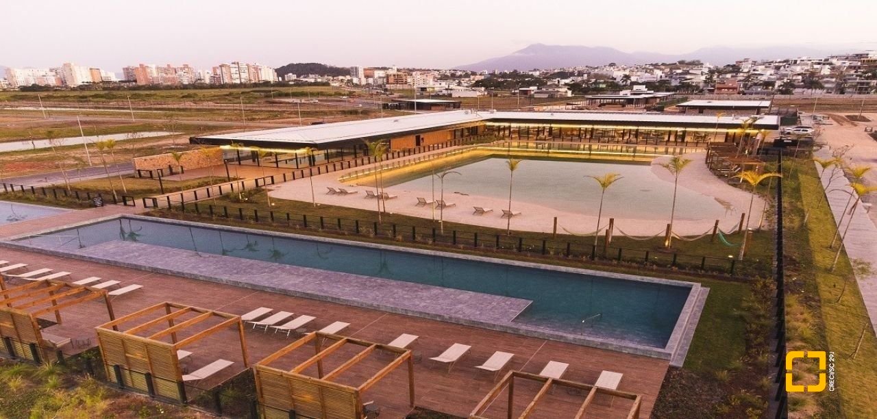Casa de Condomínio com 339m², 4 quartos (sendo 4 suítes), 4 garagens, no bairro Pedra Branca em Palhoça