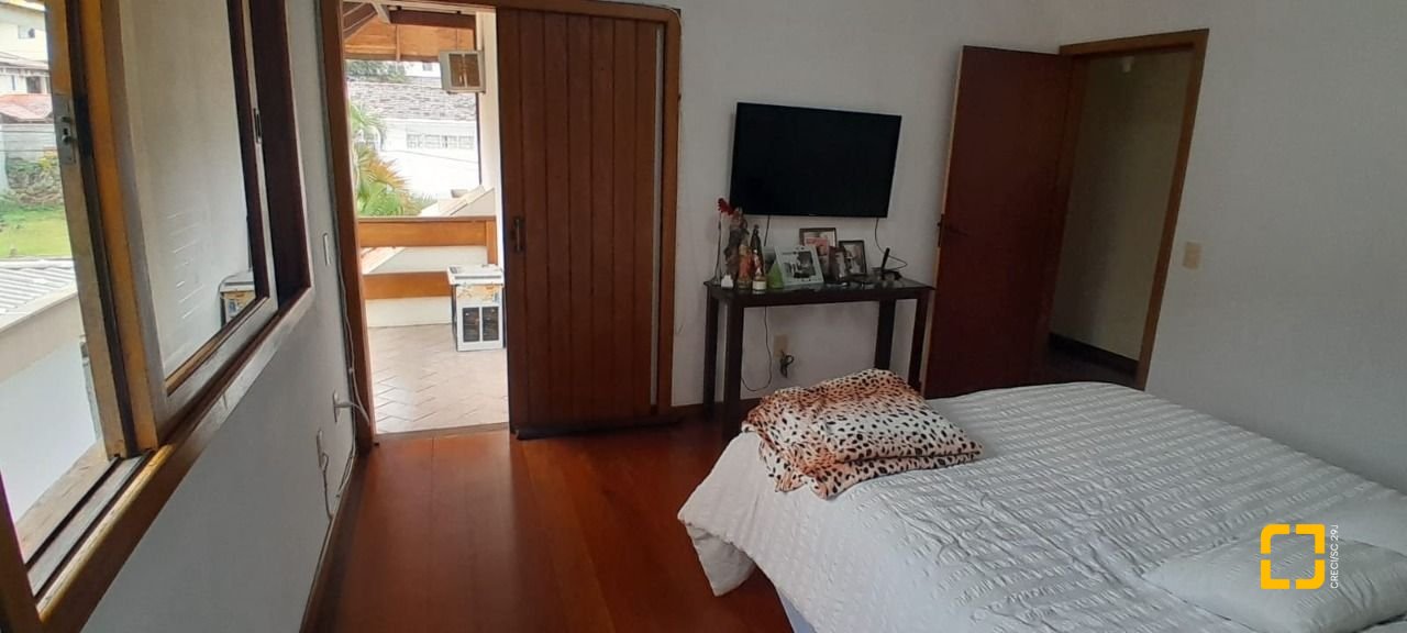 Casa com 314m², 6 quartos (sendo 2 suítes), 4 garagens, no bairro Trindade em Florianópolis
