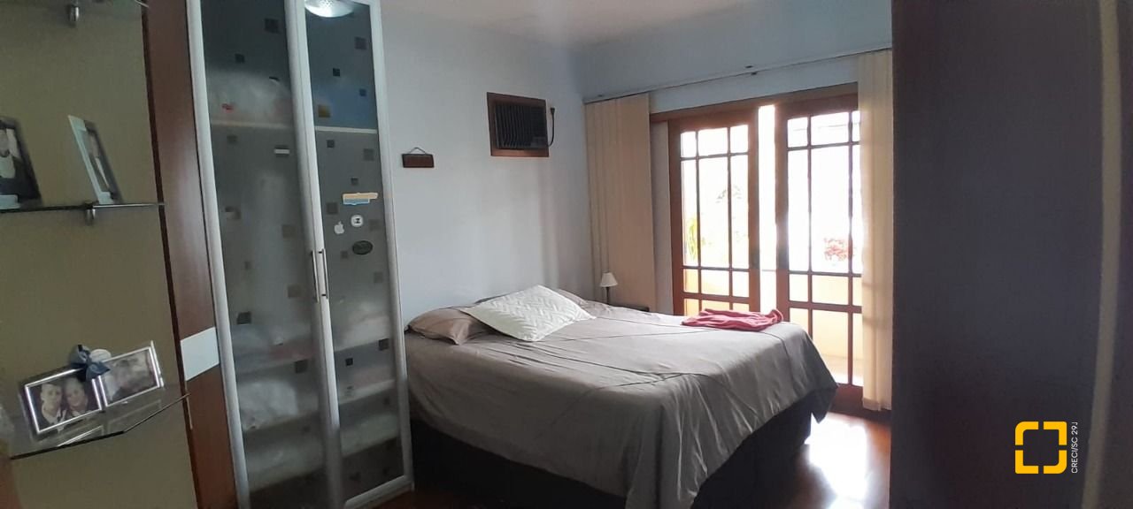 Casa com 314m², 6 quartos (sendo 2 suítes), 4 garagens, no bairro Trindade em Florianópolis