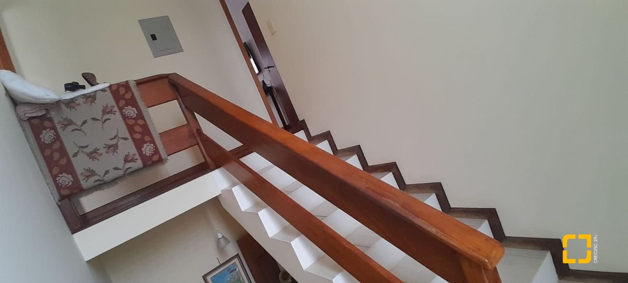 Casa com 314m², 6 quartos (sendo 2 suítes), 4 garagens, no bairro Trindade em Florianópolis