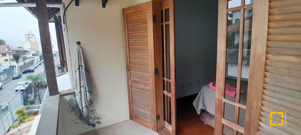Casa com 314m², 6 quartos (sendo 2 suítes), 4 garagens, no bairro Trindade em Florianópolis