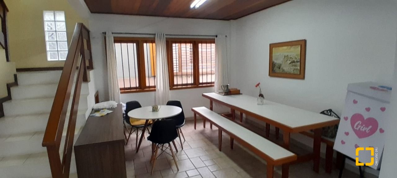 Casa com 314m², 6 quartos (sendo 2 suítes), 4 garagens, no bairro Trindade em Florianópolis