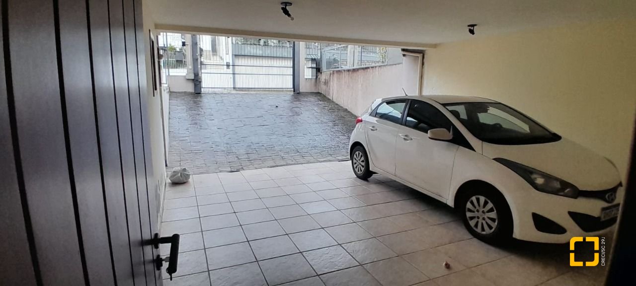 Casa com 314m², 6 quartos (sendo 2 suítes), 4 garagens, no bairro Trindade em Florianópolis