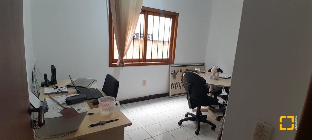 Casa com 314m², 6 quartos (sendo 2 suítes), 4 garagens, no bairro Trindade em Florianópolis