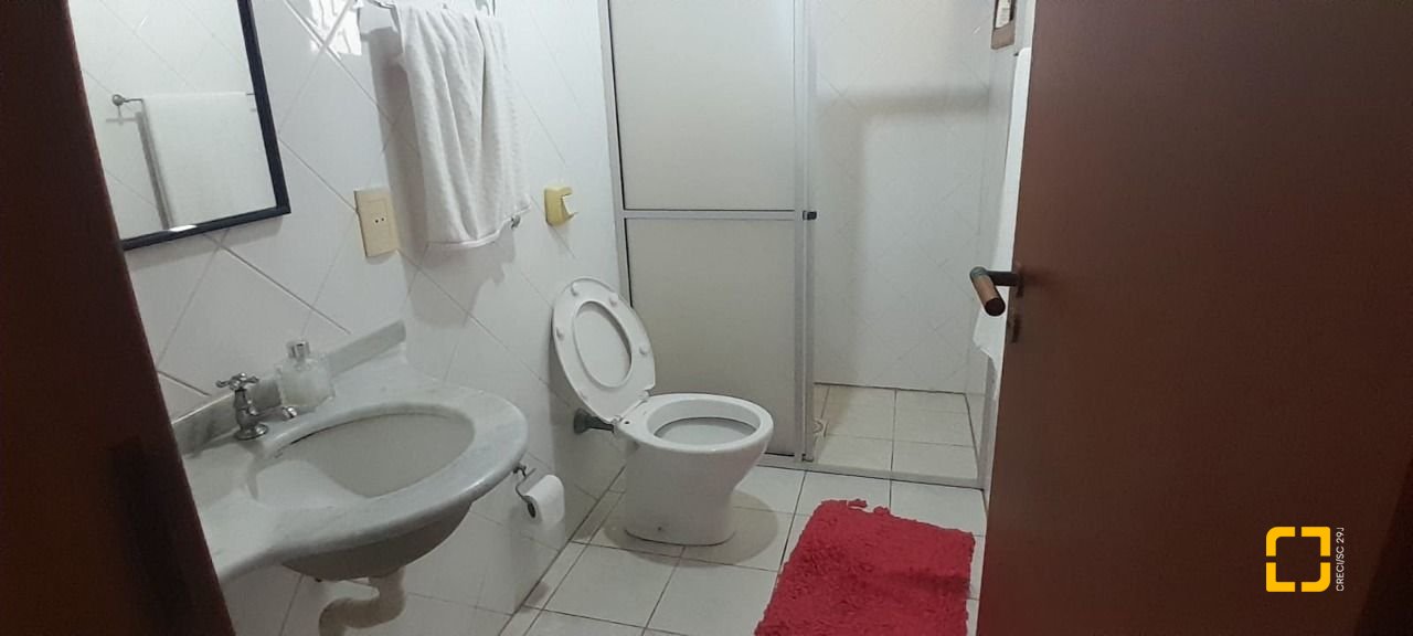 Casa com 314m², 6 quartos (sendo 2 suítes), 4 garagens, no bairro Trindade em Florianópolis