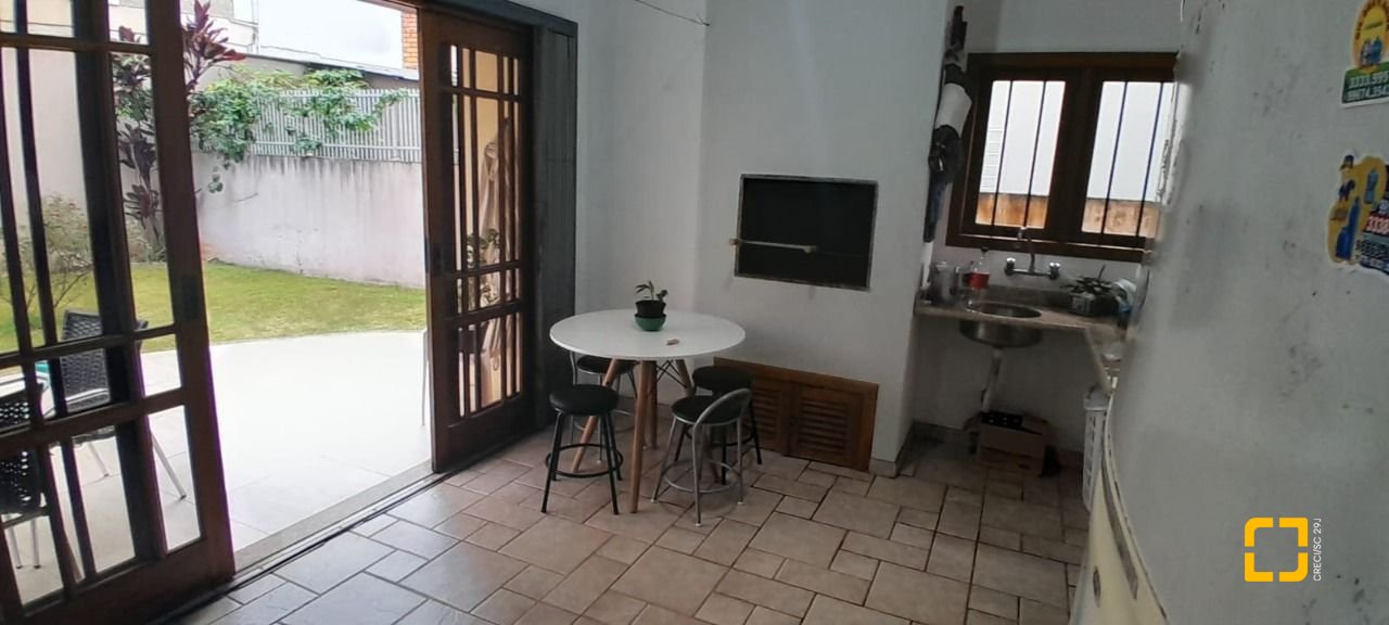 Casa com 314m², 6 quartos (sendo 2 suítes), 4 garagens, no bairro Trindade em Florianópolis
