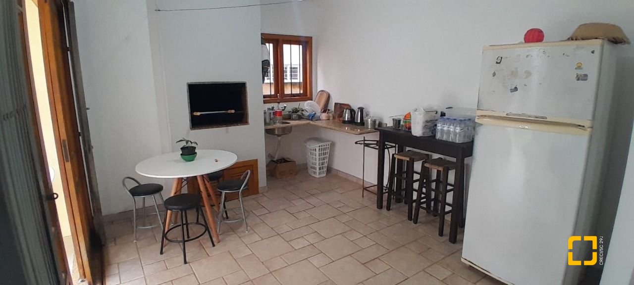 Casa com 314m², 6 quartos (sendo 2 suítes), 4 garagens, no bairro Trindade em Florianópolis
