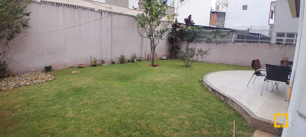 Casa com 314m², 6 quartos (sendo 2 suítes), 4 garagens, no bairro Trindade em Florianópolis