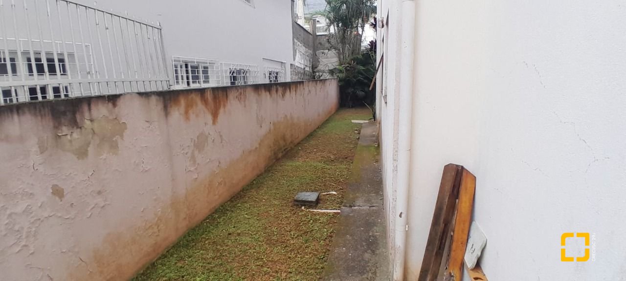 Casa com 314m², 6 quartos (sendo 2 suítes), 4 garagens, no bairro Trindade em Florianópolis
