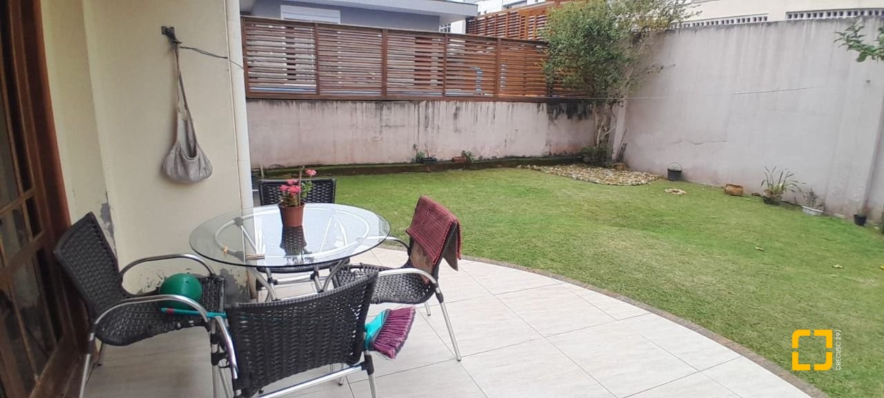 Casa com 314m², 6 quartos (sendo 2 suítes), 4 garagens, no bairro Trindade em Florianópolis