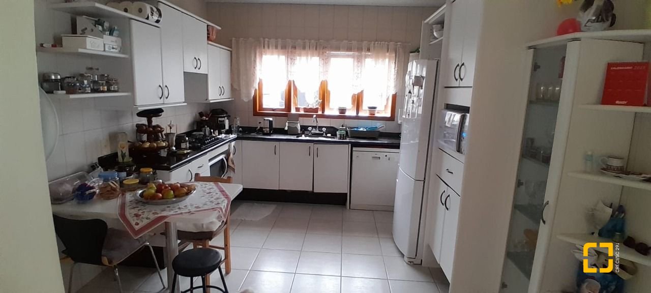 Casa com 314m², 6 quartos (sendo 2 suítes), 4 garagens, no bairro Trindade em Florianópolis