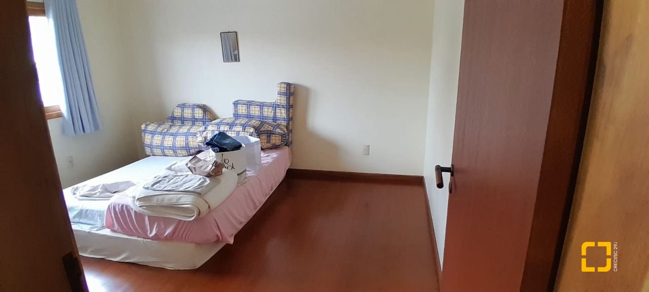 Casa com 314m², 6 quartos (sendo 2 suítes), 4 garagens, no bairro Trindade em Florianópolis