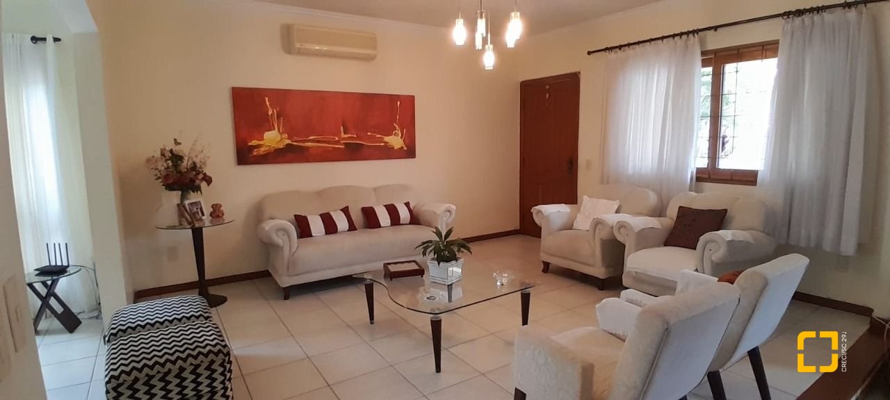 Casa com 314m², 6 quartos (sendo 2 suítes), 4 garagens, no bairro Trindade em Florianópolis
