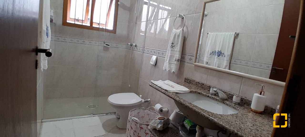 Casa com 314m², 6 quartos (sendo 2 suítes), 4 garagens, no bairro Trindade em Florianópolis
