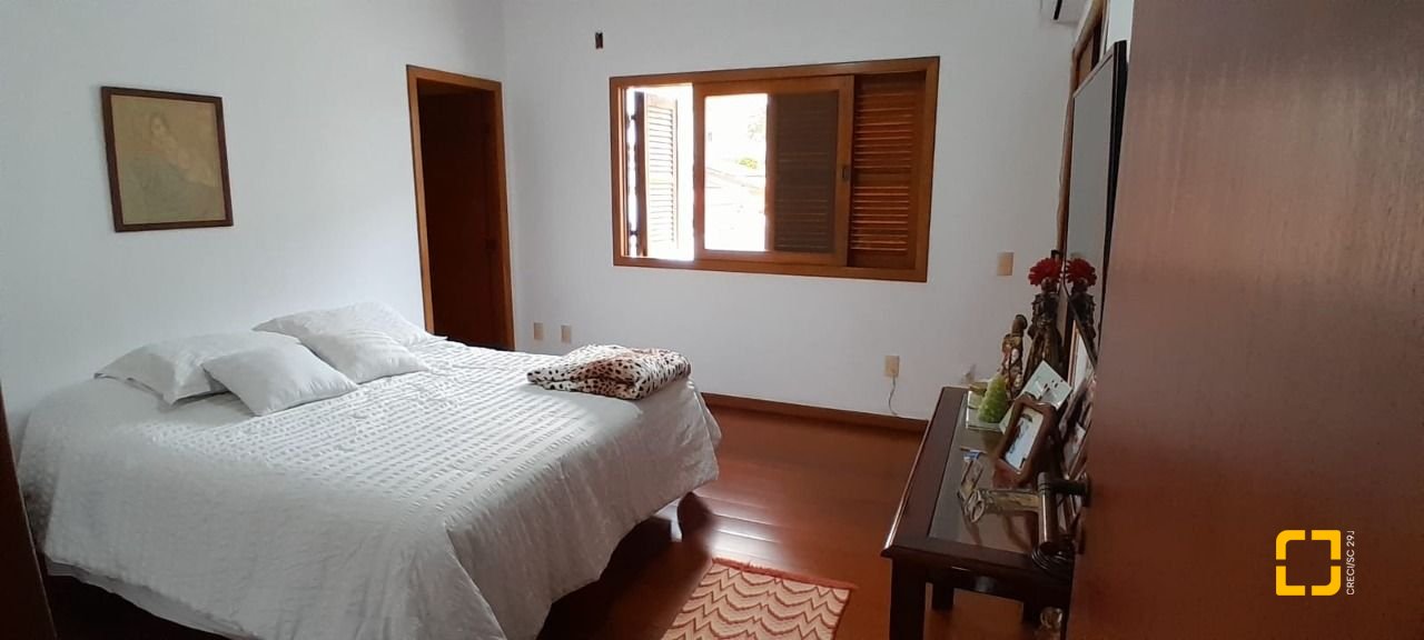 Casa com 314m², 6 quartos (sendo 2 suítes), 4 garagens, no bairro Trindade em Florianópolis