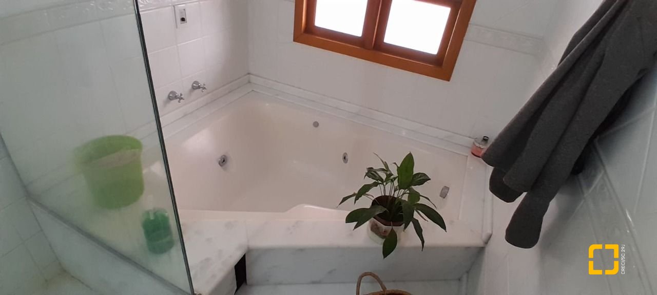 Casa com 314m², 6 quartos (sendo 2 suítes), 4 garagens, no bairro Trindade em Florianópolis