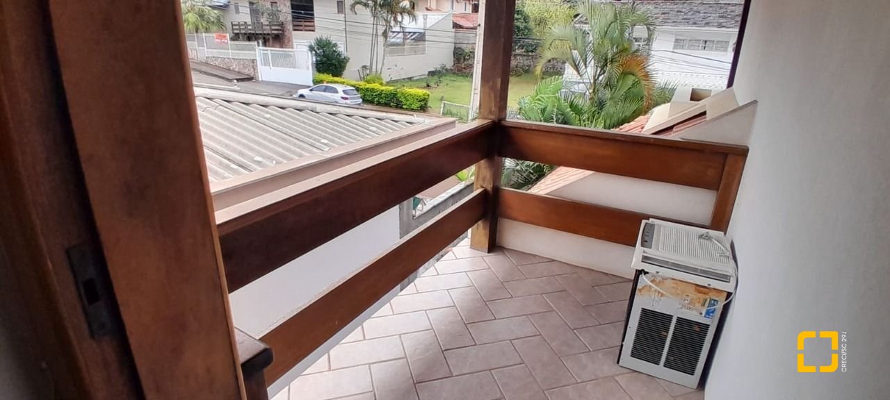 Casa com 314m², 6 quartos (sendo 2 suítes), 4 garagens, no bairro Trindade em Florianópolis