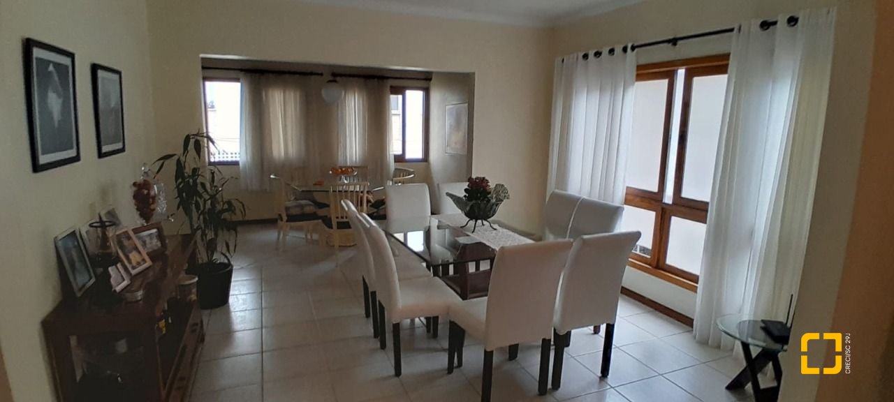Casa com 314m², 6 quartos (sendo 2 suítes), 4 garagens, no bairro Trindade em Florianópolis