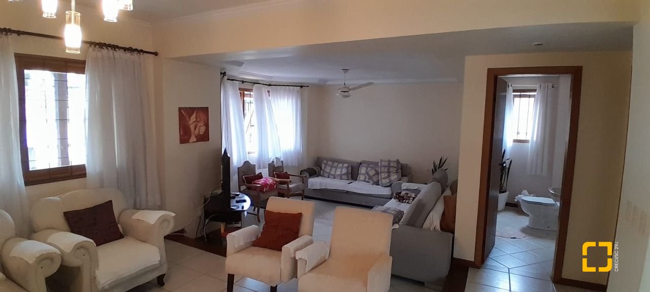 Casa com 314m², 6 quartos (sendo 2 suítes), 4 garagens, no bairro Trindade em Florianópolis