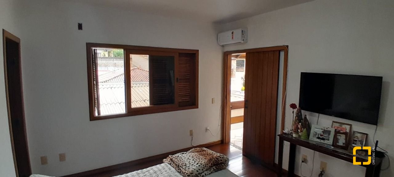 Casa com 314m², 6 quartos (sendo 2 suítes), 4 garagens, no bairro Trindade em Florianópolis